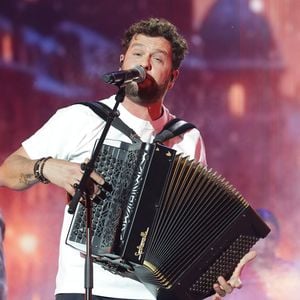 Exclusif - Claudio Capéo lors du concert du gala de Noël de l'association Tout le monde contre le cancer fête ses 20 ans diffusé le 24 décembre sur M6 à l'Adidas Aren Porte de la Chapelle à Paris, France, le 4 décembre 2025. © Coadic Guirec/Bestimage