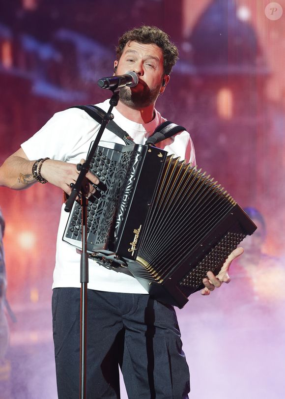 Exclusif - Claudio Capéo lors du concert du gala de Noël de l'association Tout le monde contre le cancer fête ses 20 ans diffusé le 24 décembre sur M6 à l'Adidas Aren Porte de la Chapelle à Paris, France, le 4 décembre 2025. © Coadic Guirec/Bestimage