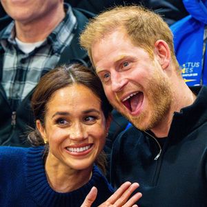 Le prince Harry, duc de Sussex et Meghan Markle, duchesse de Sussex, assistent à un match de basketball en fauteuil lors des "Invictus Games Vancouver Whistler 2025" à Vancouver, le 9 février 2025. © Backgrid USA / Bestimage