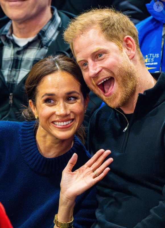 Le prince Harry, duc de Sussex et Meghan Markle, duchesse de Sussex, assistent à un match de basketball en fauteuil lors des "Invictus Games Vancouver Whistler 2025" à Vancouver, le 9 février 2025. © Backgrid USA / Bestimage