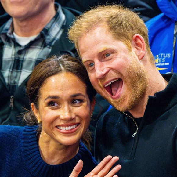 Le prince Harry, duc de Sussex et Meghan Markle, duchesse de Sussex, assistent à un match de basketball en fauteuil lors des "Invictus Games Vancouver Whistler 2025" à Vancouver, le 9 février 2025. © Backgrid USA / Bestimage