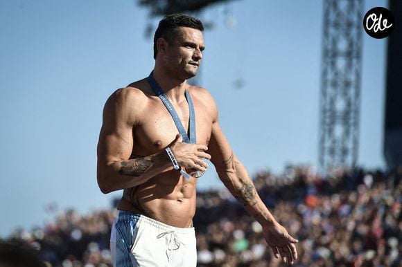 Florent Manaudou, médaillé de bronze français en natation, fait son entrée alors que les supporters accueillent les champions au Parc des Champions du Trocadéro, lors des Jeux Olympiques de Paris 2024, le 6 août 2024. Photo de Firas Abdullah/ABACAPRESS.COM