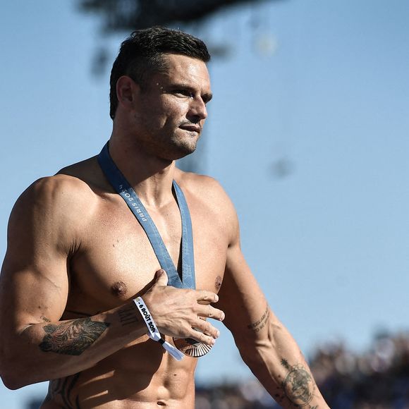 Florent Manaudou, médaillé de bronze français en natation, fait son entrée alors que les supporters accueillent les champions au Parc des Champions du Trocadéro, lors des Jeux Olympiques de Paris 2024, le 6 août 2024. Photo de Firas Abdullah/ABACAPRESS.COM