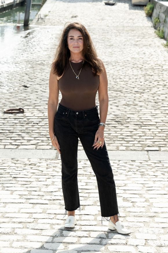 De cette jeunesse complexe et marquée par le drame, Lola Dewaere a tiré une force de caractère qui l'a poussée à prendre une décision radicale, une fois devenue adulte...

Lola Dewaere participe au photocall Je Sais Pas lors du 27ème Festival de la Fiction de La Rochelle le 19 septembre 2025 à La Rochelle, France. Photo David Niviere/Abaca
