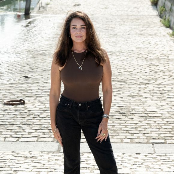 De cette jeunesse complexe et marquée par le drame, Lola Dewaere a tiré une force de caractère qui l'a poussée à prendre une décision radicale, une fois devenue adulte...

Lola Dewaere participe au photocall Je Sais Pas lors du 27ème Festival de la Fiction de La Rochelle le 19 septembre 2025 à La Rochelle, France. Photo David Niviere/Abaca