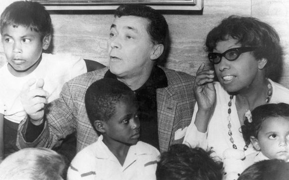 Josephine Baker avec son mari et ses enfants adoptifs Photo by Alamy/ABACAPRESS.COM