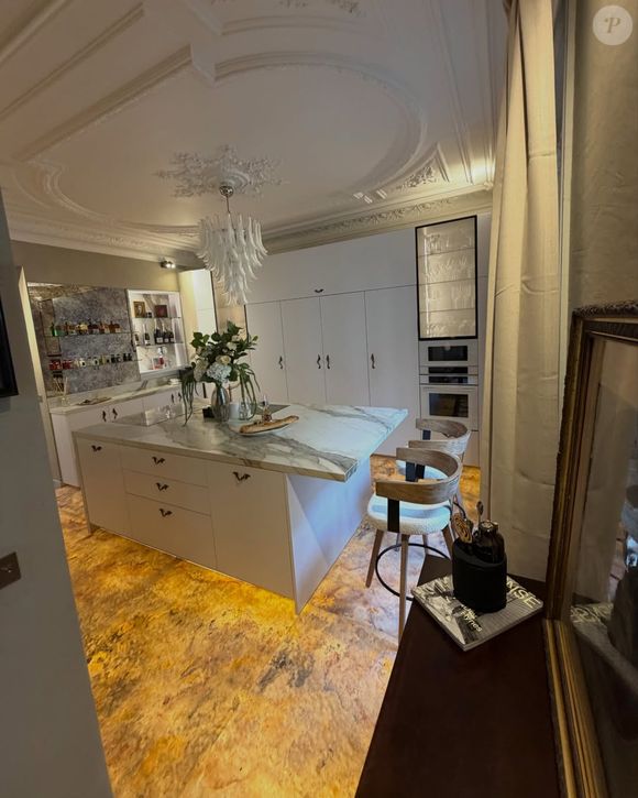 Lythan Cottaz, fils du pilote Didier Cottaz, présente son superbe appartement parisien.