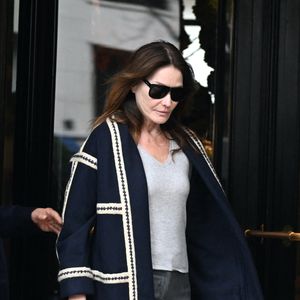 Carla Bruni - La famille Sarkozy réunie au restaurant du "Four Seasons Hôtel George V" pour l'anniversaire de Giulia Sarkozy (14 ans) à Paris, France, le 19 octobre 2025. Nicolas profite au maximum de ses derniers jours de liberté avant son incarcération à la prison de la Santé mardi 21 octobre. © Bestimage