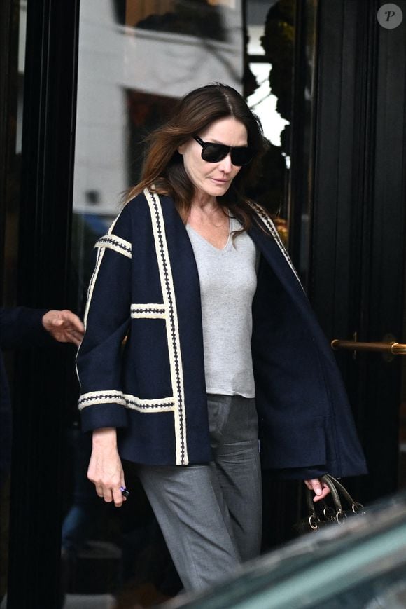 Carla Bruni - La famille Sarkozy réunie au restaurant du "Four Seasons Hôtel George V" pour l'anniversaire de Giulia Sarkozy (14 ans) à Paris, France, le 19 octobre 2025. Nicolas profite au maximum de ses derniers jours de liberté avant son incarcération à la prison de la Santé mardi 21 octobre. © Bestimage