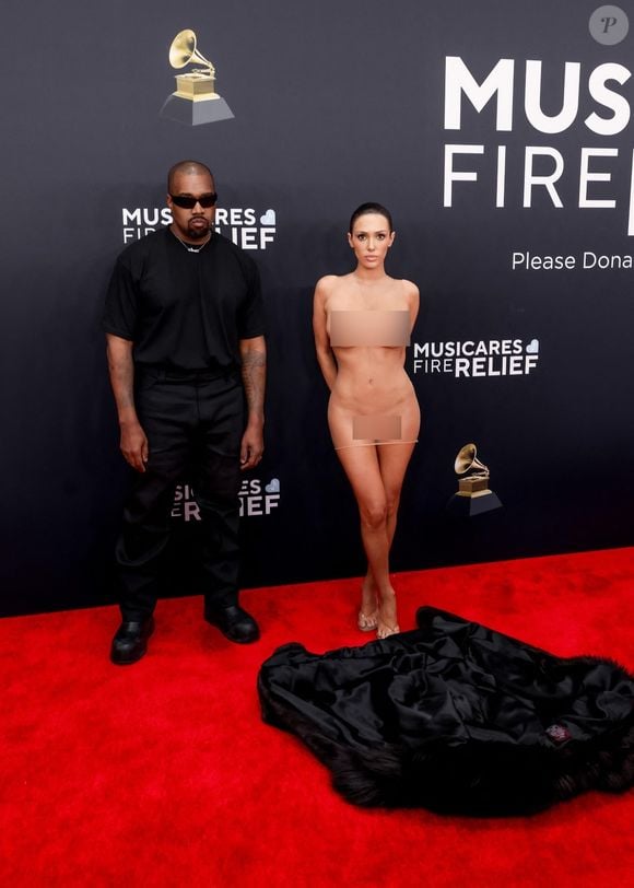 Pour rappel, la jeune femme s'est affichée entièrement nue sur le tapis rouge des Grammy Awards.

Kanye West et Bianca Censori aux Grammy Awards, à Los Angeles, le 2 février 2025.

Photo : Broadimage / Bestimage