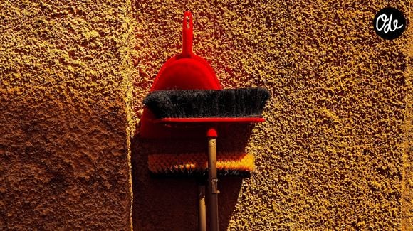 Elle peut être utilisée sur différents types de sols, comme le carrelage ou le parquet.

Photo prise par Boris Misevic / Unsplash