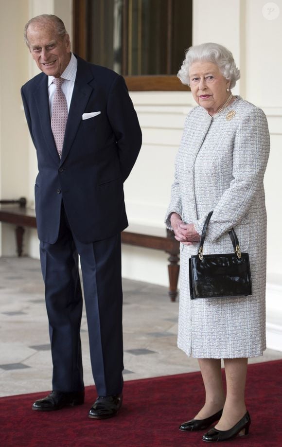 La reine Elisabeth II d'Angleterre et le prince Philip, duc d'Edimbourg, saluent le président de la république de Singapour Tony Tan Keng Yam et sa femme sur le perron du palais de Buckingham à Londres.
AGENCE / BESTIMAGE
