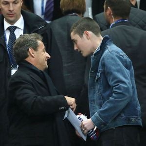 Nicolas Sarkozy et son fils Louis lors de la finale de football de la Coupe de la Ligue, PSG - Lyon (2-1), au Stade de France à Paris. Le 19 avril 2014
©CYRIL MOREAU / BESTIMAGE