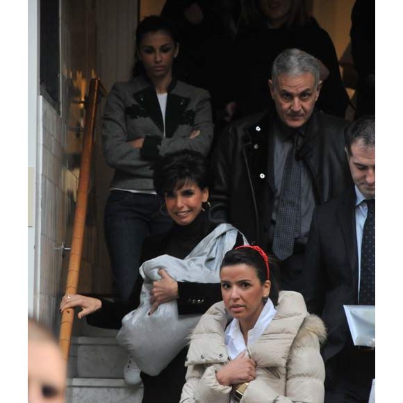 Rachida Dati sort de la clinique avec sa petite Zohra en bandoulière, le 7/01/09. Angeli