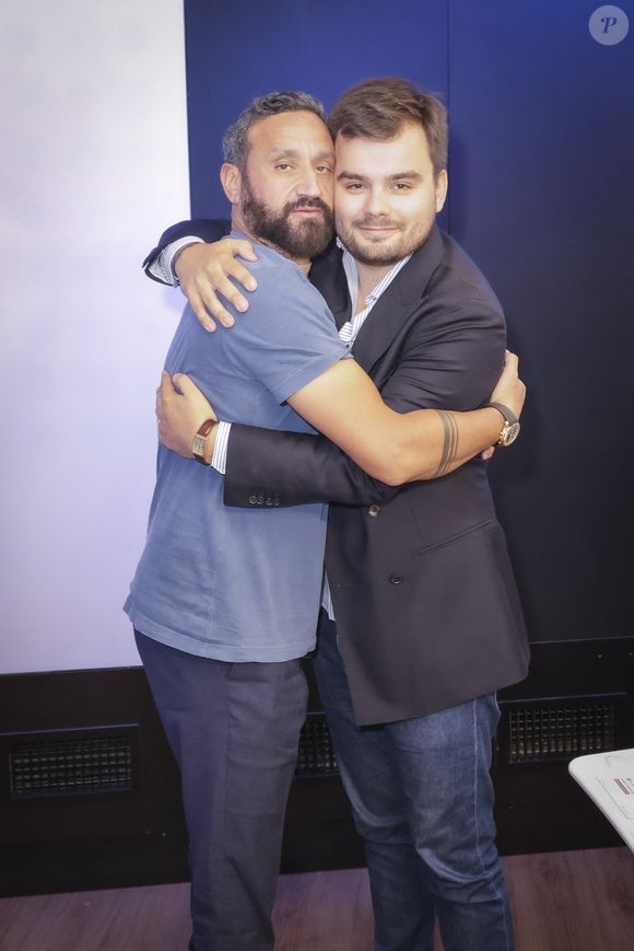 L'ancien complice de Cyril Hanouna et sa compagne ont écrit en légende du cliché : 

Cyril Hanouna, Gauthier Le Bret - Dernière de l'émission "On Marche Sur La Tête", présentée par C.Hanouna sur Europe 1 à Paris le 26 juin 2025 - © Jack Tribeca / Bestimage