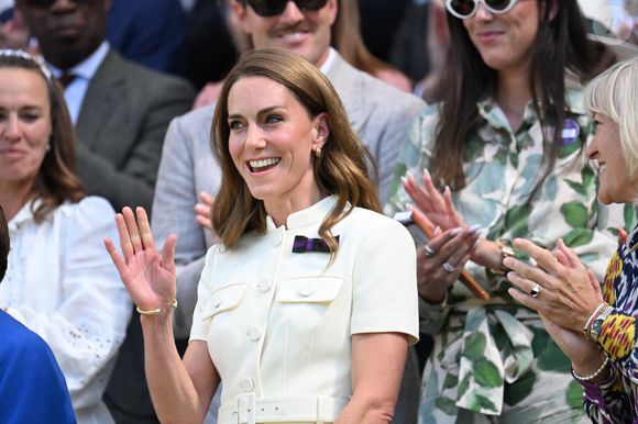 Sans son mari ni ses enfants, la princesse de Galles a su faire preuve de grâce et d’élégance à Wimbledon, dans une somptueuse tenue à couper le souffle.

La princesse Catherine (Kate) Middleton, princesse de Galles, assiste à la finale féminine des championnats de Wimbledon, 13ème journée à Wimbledon le 12 juillet 2025  © Mirrorpix / Bestimage