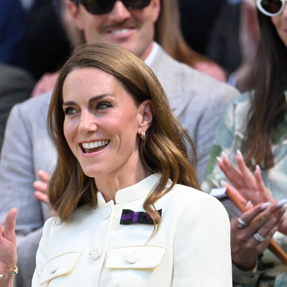 Sans son mari ni ses enfants, la princesse de Galles a su faire preuve de grâce et d’élégance à Wimbledon, dans une somptueuse tenue à couper le souffle.

La princesse Catherine (Kate) Middleton, princesse de Galles, assiste à la finale féminine des championnats de Wimbledon, 13ème journée à Wimbledon le 12 juillet 2025  © Mirrorpix / Bestimage