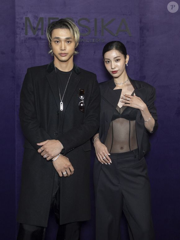 Jey, Mayu Kitazawa au photocall du défilé Messika Collection Femme Prêt-à-Porter Printemps/Eté 2026 lors de la Fashion Week de Paris (PFW), au Musée des Arts décoratifs, à Paris, France, le 13 octobre 2025. © Olivier Borde/Bestimage