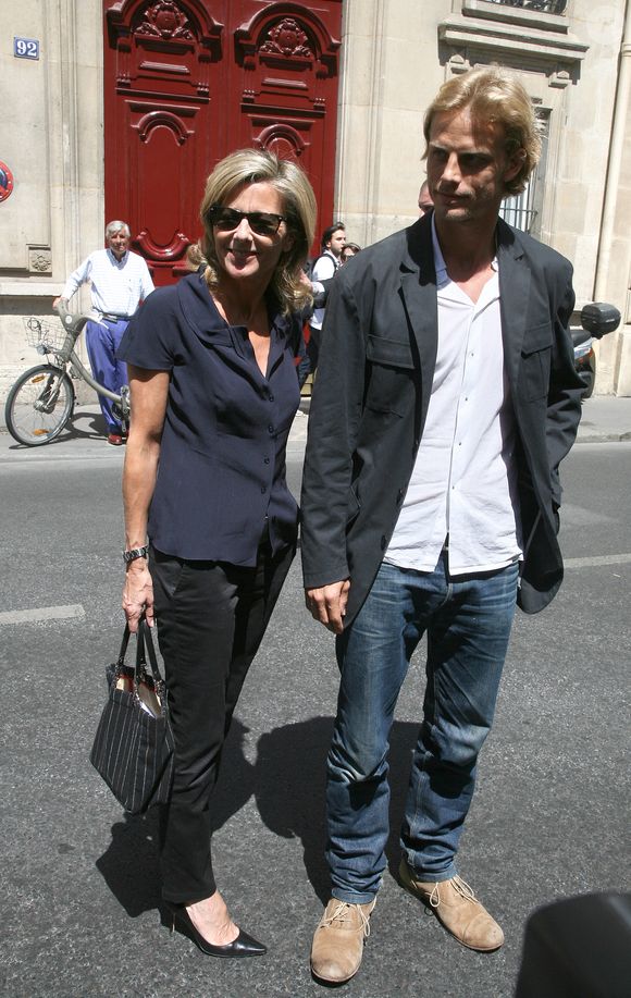 Claire Chazal et Arnaud Lemaire assistent au défilé de la collection Haute-Couture automne-hiver 2008-2009 de Dior à Paris, France, le 30 juin 2008. Photo par Denis Guignebourg/ABACAPRESS.COM