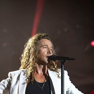 Julien Doré en concert au festival du Printemps de Pérouges au Château de Saint-Maurice-de-Rémens (01) le 25 juin 2025. © Sandrine Thesillat / PsNewZ / Bestimage