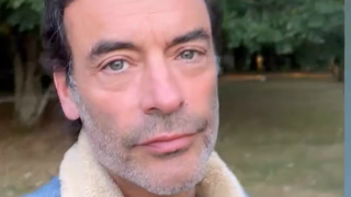 Avant une cérémonie pour Alain Delon, son fils Anthony se montre dans la demeure familiale de Douchy : "Je partage avec vous ce moment…"