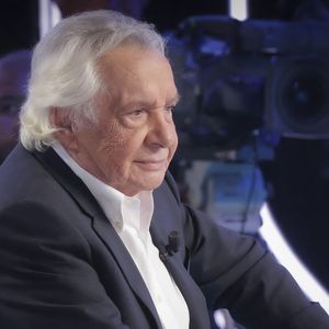 Michel Sardou sur le plateau de l'émission Touche pas à mon poste (TPMP) présentée en direct par C.Hanouna et diffusée sur C8 le 29 août 2022.

© Jack Tribeca / Bestimage