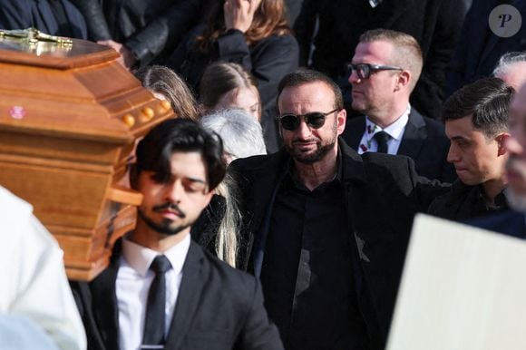 Le veuf Michel Ferracci à la sortie des obsèques d'Emilie Dequenne au cimetière Père Lachaise à Paris, France, le 26 mars 2025. © Cyril Moreau/Bestimage