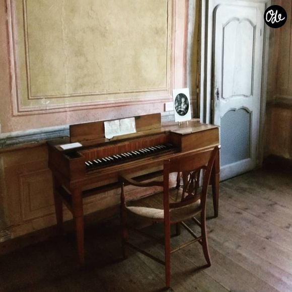 Les visiteurs peuvent découvrir ses anciennes pièces de vie ainsi qu’un jardin à la française composé notamment de plantes médicinales, potagères et fruitières.

Les Charmettes, maison de l'écrivain à succès Jean-Jacques Rousseau à Chambéry.