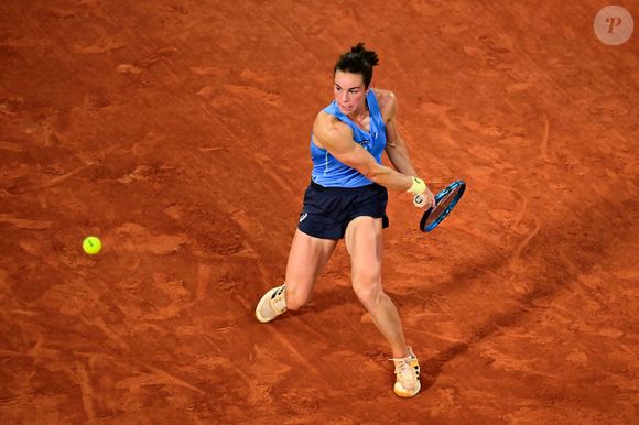 Très fébrile en début de rencontre, la demi-finaliste surprise de Roland-Garros 2025 a rapidement été menée 4-0 par une Bondar agressive...

Lois Boisson ( France ) pendant les Internationaux de France 2025 à Roland Garros le 04 juin 2025 à Paris, France. © Dante Badano/PSNewz/Bestimage