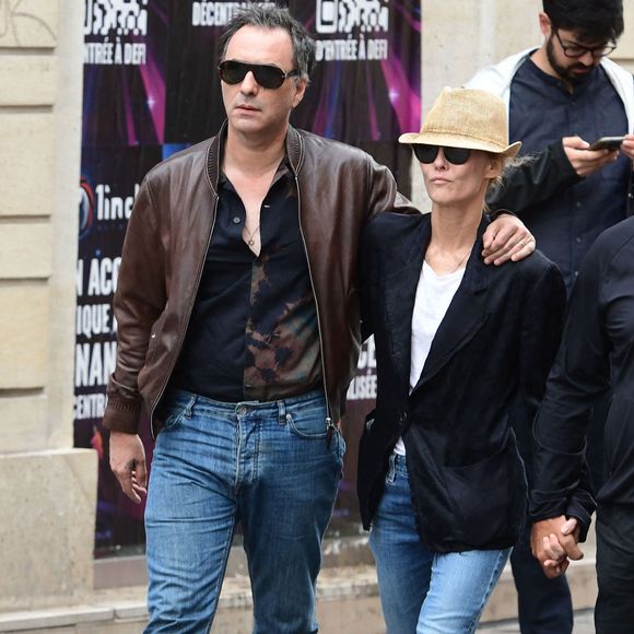 En tout cas, l'un et l'autre se sont visiblement bien trouvés !

Samuel Benchetrit et sa femme Vanessa Paradis aux obsèques de Jane Birkin en l'église Saint-Roch à Paris. Le 24 juillet 2023 © Jacovides-KD Niko / Bestimage