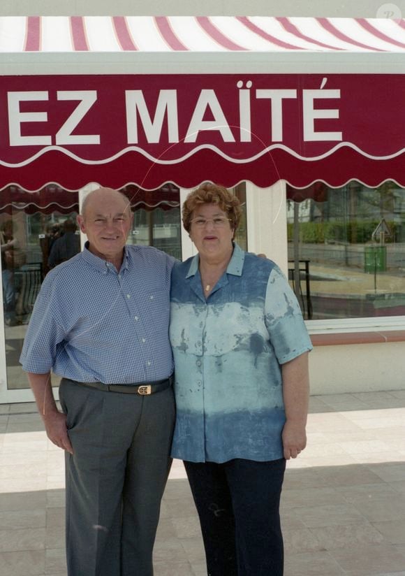 "Elle tenait évidemment à être dans sa commune et à terminer à Rion-des-Landes tout son parcours de vie."

Le restaurant de Maïté "Chez Maïté" à Rion des Landes en liquidation judiciaire vient de fermer fin avril 2015.
Sur les photos en compagnie de son mari et aussi avec ses petits-enfants en mai 2003.