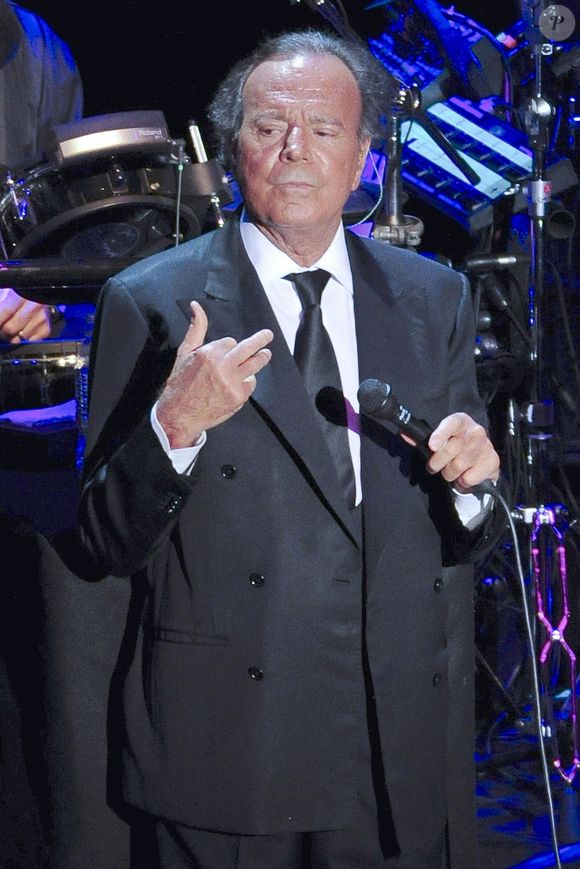 Ces faits se seraient produits lorsqu'elles travaillaient dans ses demeures privées en République dominicaine et aux Bahamas, en 2021

Julio Iglesias en concert lors du Starlite Marbella Festival, le 13 août 2014. 

Photo : Bestimage