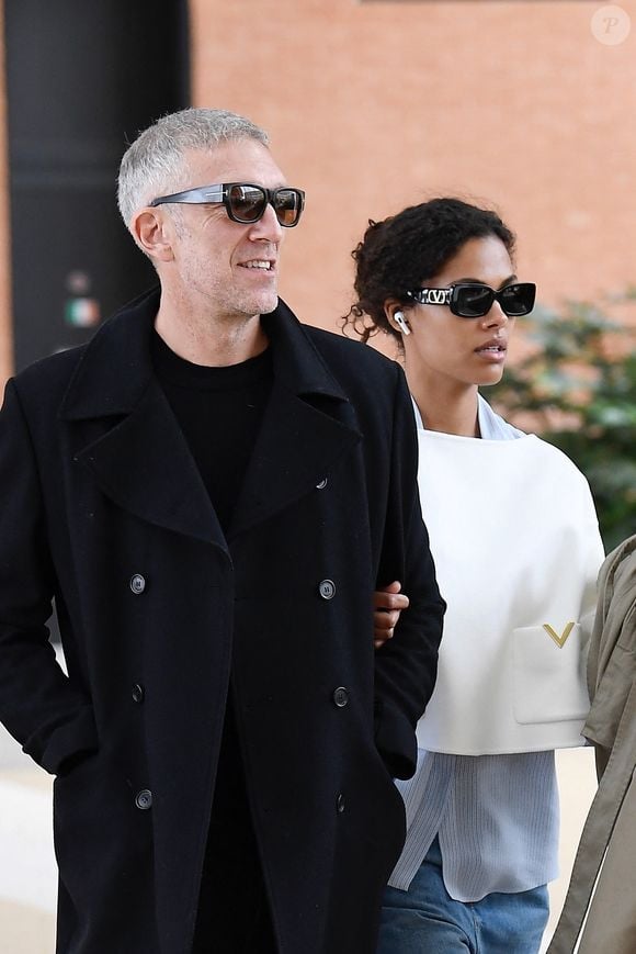 Vincent Cassel et Tina Kunakey arrivent à l'aéroport international de Venise - Marco Polo et prennent un bateau-taxi, à Venise, Italie, le 21 avril 2022.