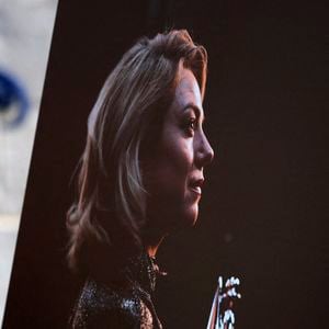 Portrait d'E.Dequenne sur la Grand Place de Chièvres - 300 personnes réunies pour rendre hommage à Emilie Dequenne dans sa ville de Chièvres (Belgique), le 9 avril 2025, quelques semaines après son décès prématuré, survenu le 16 mars 2025. © Photonews / Bestimage