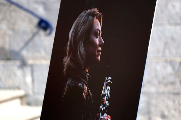 Portrait d'E.Dequenne sur la Grand Place de Chièvres - 300 personnes réunies pour rendre hommage à Emilie Dequenne dans sa ville de Chièvres (Belgique), le 9 avril 2025, quelques semaines après son décès prématuré, survenu le 16 mars 2025. © Photonews / Bestimage