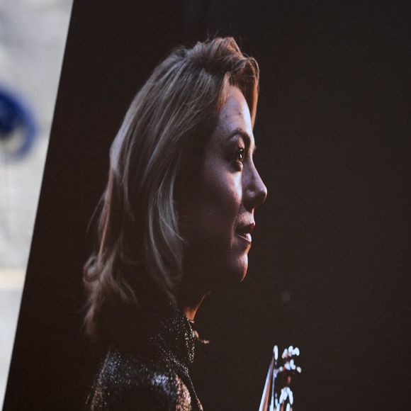 Portrait d'E.Dequenne sur la Grand Place de Chièvres - 300 personnes réunies pour rendre hommage à Emilie Dequenne dans sa ville de Chièvres (Belgique), le 9 avril 2025, quelques semaines après son décès prématuré, survenu le 16 mars 2025. © Photonews / Bestimage