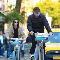 À Saint-Tropez, la sortie incognito d'un Leonardo DiCaprio aminci (50 ans) avec Vittoria Cerreti (27 ans) ne se passe pas comme prévue