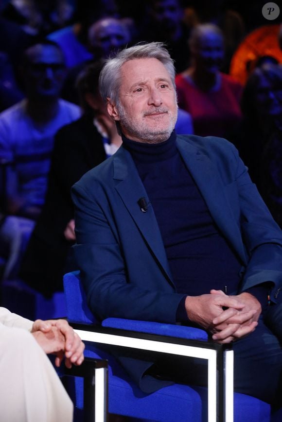 Antoine de Caunes - Enregistrement de l'émission "La Boîte à secrets", au Studio du Lendit, présentée par F.Bollaert et diffusée le 24 janvier sur France 3. Le 16 décembre 2024
© Christophe Clovis / Bestimage