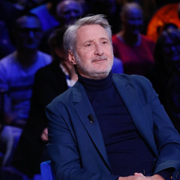 Antoine de Caunes - Enregistrement de l'émission "La Boîte à secrets", au Studio du Lendit, présentée par F.Bollaert et diffusée le 24 janvier sur France 3. Le 16 décembre 2024
© Christophe Clovis / Bestimage