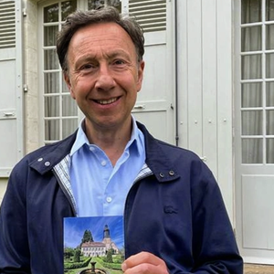 Mais avant d'en faire ce cocon, il a fallu des années de travaux titanesques et plusieurs millions d'euros investis.

Stéphane Bern dans sa maison dans le Perche, pose sur Instagram