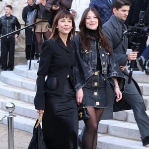 Sophie Marceau et sa fille Juliette Lemley au défilé Schiaparelli "Collection Haute Couture Printemps/Eté 2026" lors de la Fashion Week de Paris, le 26 janvier 2026. Crédit Denis Guignebourg / Bestimage