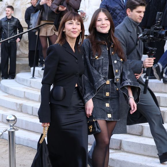 Sophie Marceau et sa fille Juliette Lemley au défilé Schiaparelli "Collection Haute Couture Printemps/Eté 2026" lors de la Fashion Week de Paris, le 26 janvier 2026. Crédit Denis Guignebourg / Bestimage
