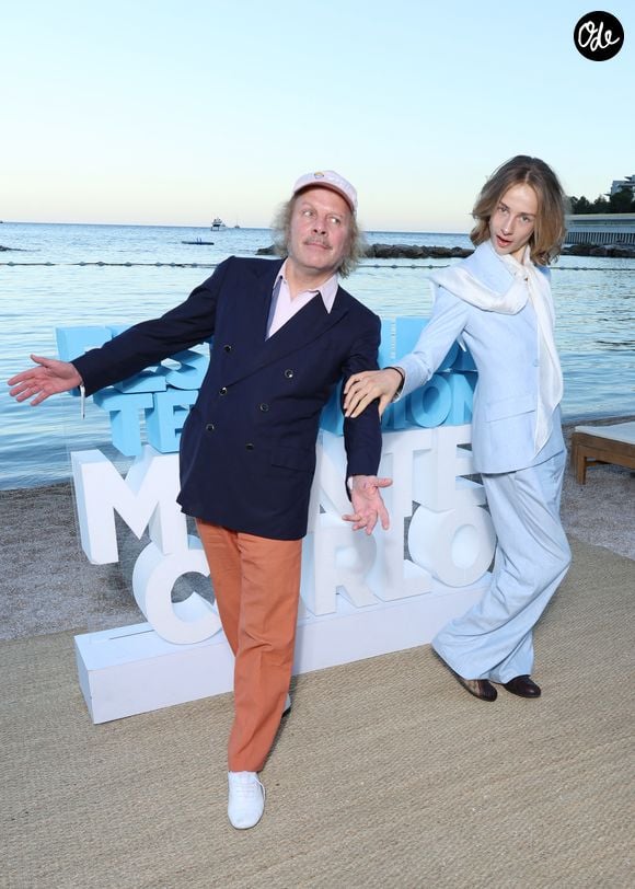 Son carré blond ébouriffé et sa pose théâtrale renforcent l’esthétique décalée du shooting.

Philippe Katerine et son fils Billy Blanchard a l'after party au 'Neptune' lors de la 65ème édition du Festival TV De Monte Carlo le 13 Juin 2026 © Denis Guignebourg /Bestimage