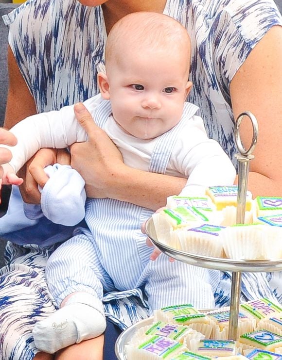 Le prince Harry et Meghan Markle présentent leur fils Archie à Desmond Tutu à Cape Town, Afrique du Sud le 25 septembre 2019.