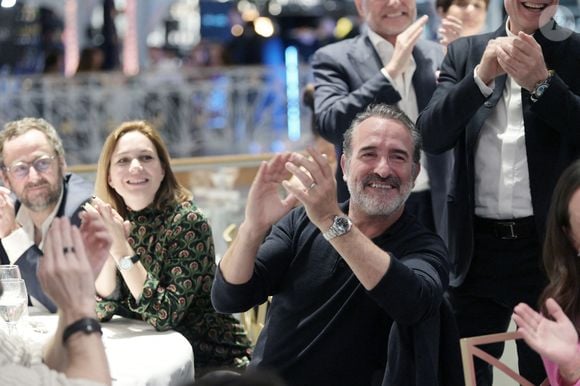 L'acteur, ancien visage de la Coupe du monde 2023, a partagé son enthousiasme sur les réseaux sociaux.

Jean Dujardin et sa femme Nathalie Péchalat (nouvelle présidente de l'association "Premiers de Cordée") - Dîner de charité Breitling à la Samaritaine pour l'association "Premiers de Cordée" à Paris le 4 avril 2024. 
Rachid Bellak/Bestimage