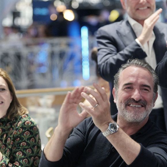 L'acteur, ancien visage de la Coupe du monde 2023, a partagé son enthousiasme sur les réseaux sociaux.

Jean Dujardin et sa femme Nathalie Péchalat (nouvelle présidente de l'association "Premiers de Cordée") - Dîner de charité Breitling à la Samaritaine pour l'association "Premiers de Cordée" à Paris le 4 avril 2024. 
Rachid Bellak/Bestimage