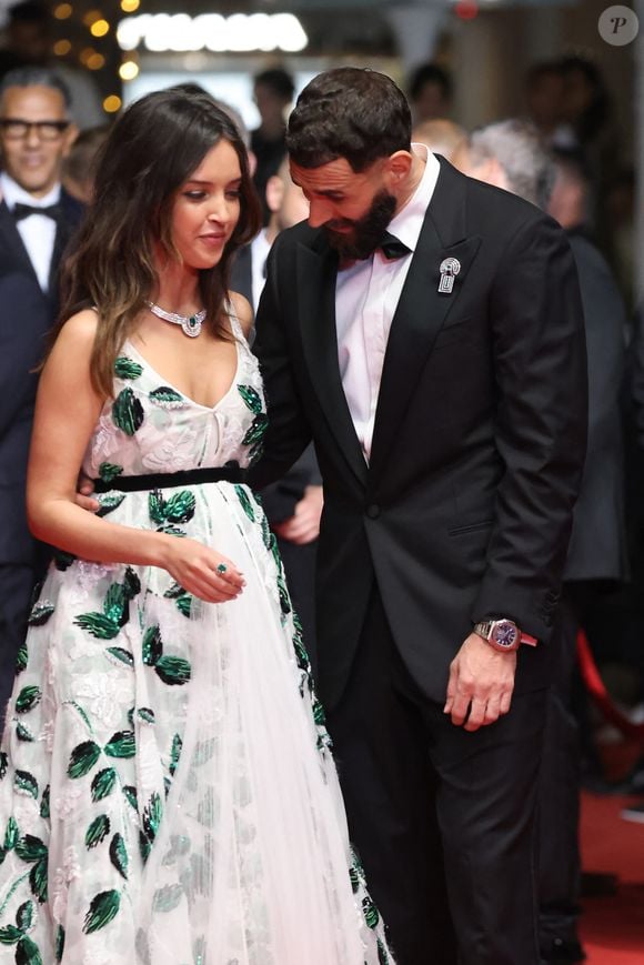 Karim Benzema et sa compagne Lyna Khoudri à la descente des marches du film « 13 jours 13 nuits » lors du 78e Festival International du Film de Cannes le 23 mai 2025
© Jacovides-Moreau / Bestimage