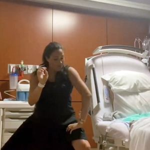 Alors que la duchesse de Sussex fait face depuis plusieurs jours à une vive polémique autour d’une vidéo

Picture MUST credit : Meghan / Instagram
Meghan Markle a partagé une vidéo d'elle en train de bouger sur un air de danse pour déclencher le travail alors qu'elle attendait sa fille Lilibet.
La duchesse de Sussex, âgée de 43 ans, a posté le clip sur Instagram pour célébrer le quatrième anniversaire de sa fille.
JLPPA / Bestimage
Meghan a expliqué à ses followers dans un message : "Il y a quatre ans aujourd'hui, cela s'est également produit.
"Nos deux enfants étaient nés une semaine après la date prévue... alors quand la nourriture épicée, toute cette marche et l'acupuncture n'ont pas fonctionné, il ne restait plus qu'une chose à faire !"
Meghan Markle fait face depuis plusieurs semaines à une vive polémique autour d’une vidéo dans laquelle elle danse à l’hôpital avant la naissance de sa fille Lilibet. Lors d’une interview avec Emma Grede, la duchesse de Sussex revient enfin sur cette vidéo devenue virale, et livre un message fort sur l’authenticité de sa vie loin des regards et des rumeurs.La mère de deux enfants, vêtue d'une robe de grossesse noire avec un dos boutonné, est vue en train de twerker sur un air appelé The Baby Momma Dance (la danse de la maman bébé) par un personnage de YouTube appelé Starrkeisha.
Le prince Harry, vêtu d'un sweat à capuche gris, a traversé la pièce en traînant les pieds.

Picture supplied by JLPPA