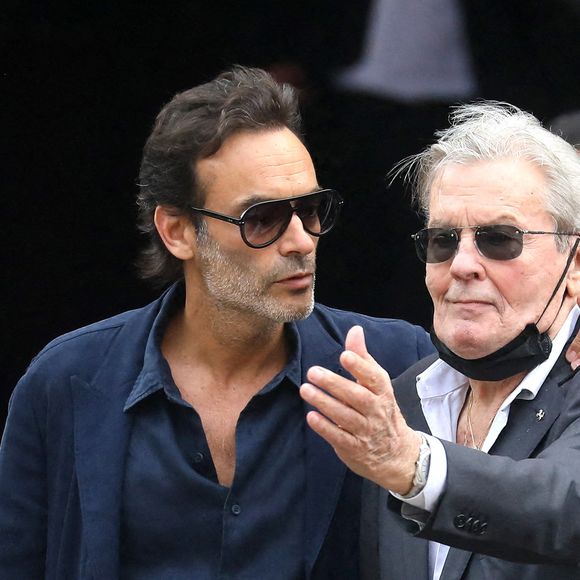 Alors que Christophe Ayela, est un des exécuteurs testamentaires visés par la plainte, déclarait mercredi qu'il espérait que toute cette histoire se finisse bien, voilà qu'une 

Alain Delon et son fils Anthony - Obsèques de Jean-Paul Belmondo en l'église Saint-Germain-des-Prés, à Paris le 10 septembre 2021. © Dominique Jacovides / Bestimage