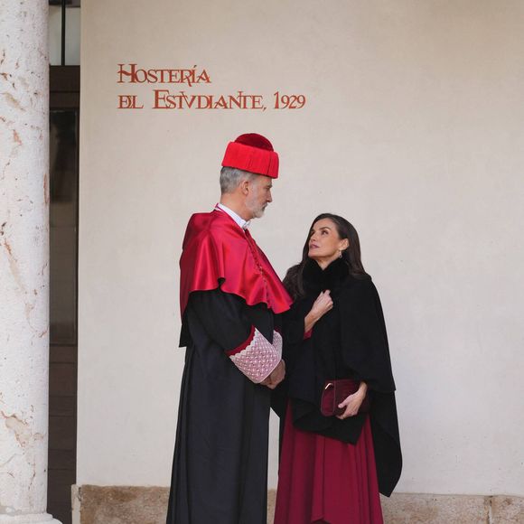 La maman de Leonor a assisté à la cérémonie d'investiture du roi Felipe VI en tant que docteur honoris causa (diplôme honorifique) par l'Université d'Alcala à Alcala de Henares. 

Le roi Felipe VI et la reine Letizia d'Espagne lors de la cérémonie d'investiture du roi Felipe VI en tant que docteur honoris causa (diplôme honorifique) par l'Université d'Alcala à Alcala de Henares, Espagne, le 27 février 2025. © David/Cordon Presss/Bestimage